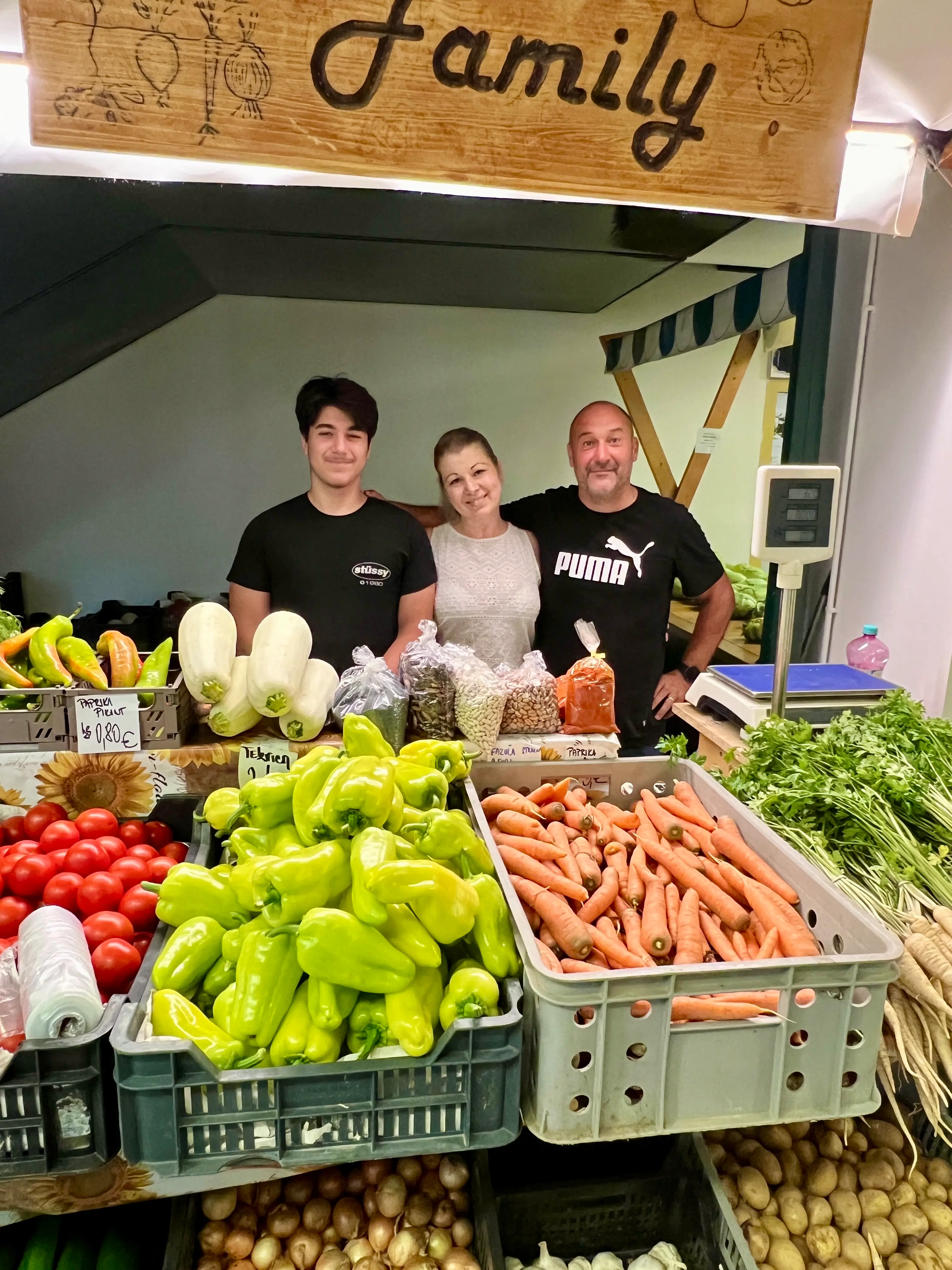 Tržnica Michalovce – farmár pri predaji zeleniny