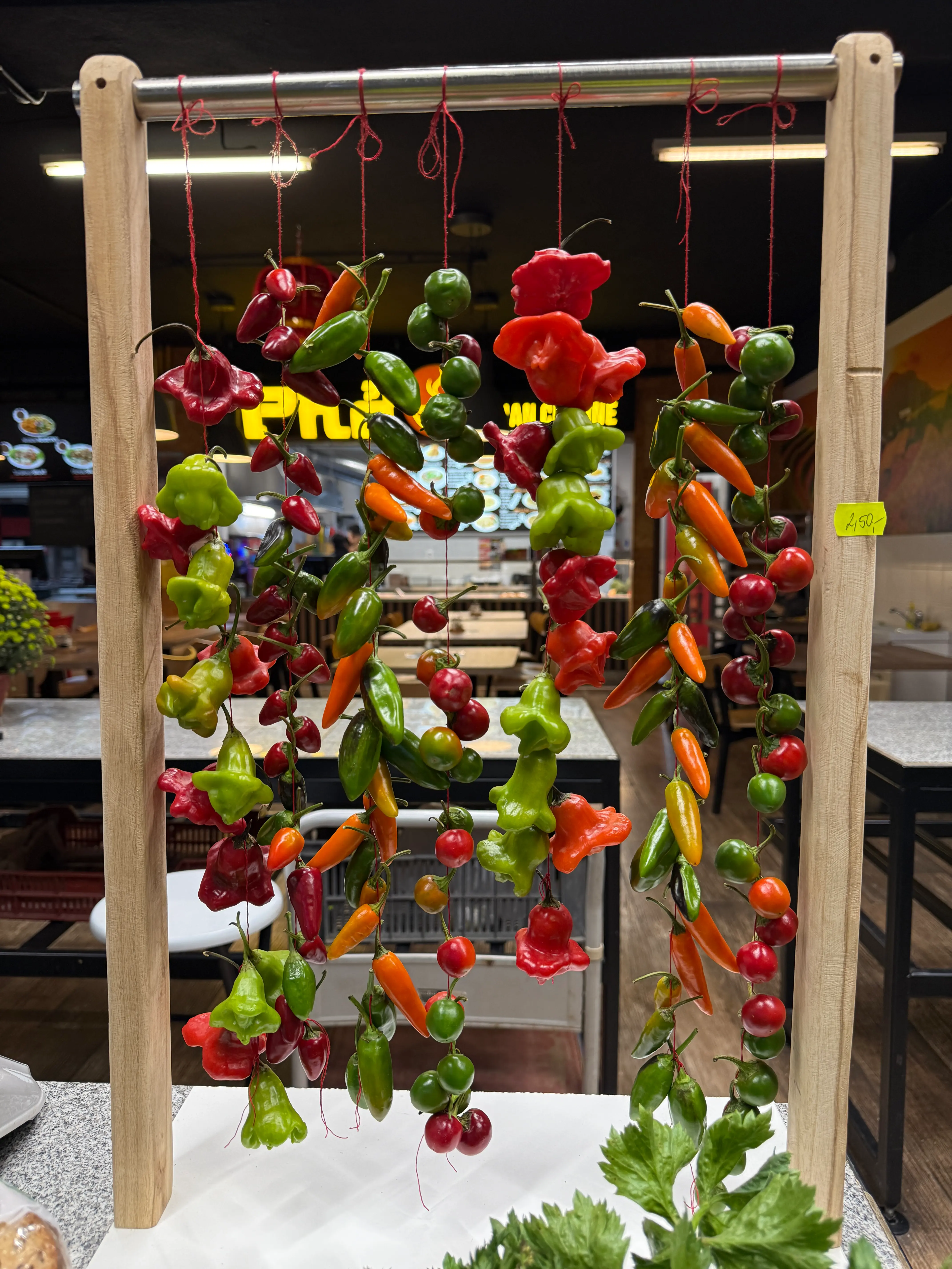 Tržnica Michalovce – farebné papričky z farmárskej časti